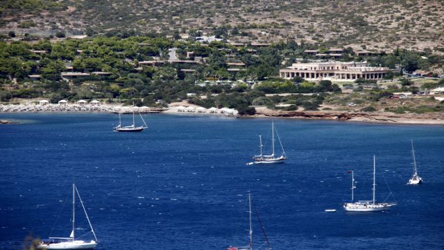Οι αθέατοι παράδεισοι: 5 «μυστικές» παραλίες στην Αττική για να απολαύσεις το καλοκαίρι σου στην πόλη