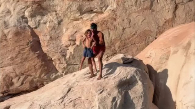 «Πρέπει να πετάξει από τη φωλιά του ή θα τον πετάξουν»: Σάλος με πατέρα – influencer που πέταξε τον 7χρονο γιο του από βράχο (Video)