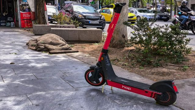 Σοβαρό τροχαίο με ηλεκτρικό πατίνι στην Αλεξανδρούπολη – Στο νοσοκομείο δύο ανήλικοι