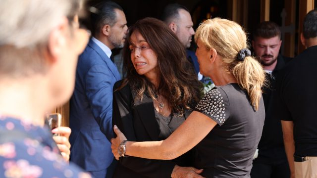 Θλίψη και οδύνη στην κηδεία του Δημήτρη Ζαρζαβατσίδη: Απαρηγόρητη η Βούλα Πατουλίδου