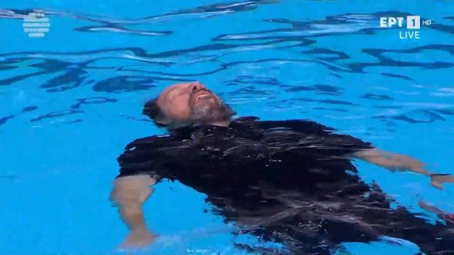 Εθνικό «μεθύσι» για το χρυσό: Ο Χάρης Παυλίδης… ξαπλώνει στο νερό για την κατάκτηση της Εθνικής Πόλο Γυναικών