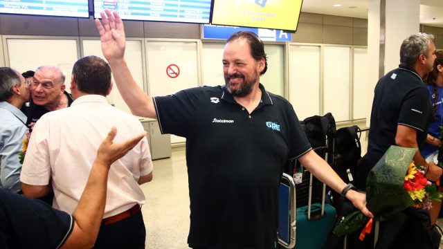 Δεν χαρίστηκε ο Χάρης Παυλίδης στην άφιξη της Εθνικής Πόλο Γυναικών: «Δεν μπορεί παγκόσμιες πρωταθλήτριες να μην έχουν καν προπονητήριο»