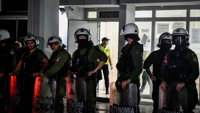 Συναγερμός στον Πειραιά: Ρομά προπηλάκισαν άγρια δικαστή έξω από τα δικαστήρια