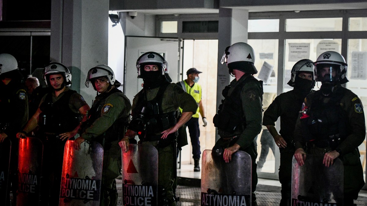 Συναγερμός στον Πειραιά: Ρομά προπηλάκισαν άγρια δικαστή έξω από τα δικαστήρια