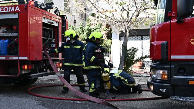 Πυρκαγιά σε μεζονέτα στον Κορυδαλλό: Στο νοσοκομείο ένοικος με εγκαύματα