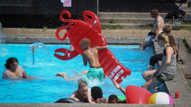 Στιγμές αγωνίας σε πισίνα στη Δράμα: 18χρονος ανασύρθηκε χωρίς αισθήσεις και επανήλθε με ΚΑΡΠΑ – «Είχε γίνει μωβ»