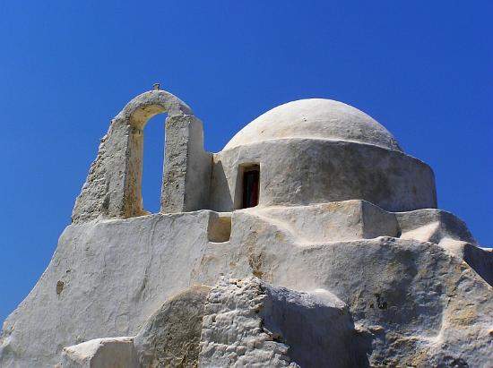 Λήγουν οι εργασίες της Α’ Οικουμενικής Συνόδου στη Νίκαια της Βιθυνίας. Καθιερώνεται το Σύμβολο της Πίστεως («Πιστεύω») και η μέθοδος του υπολογισμού του Πάσχα.