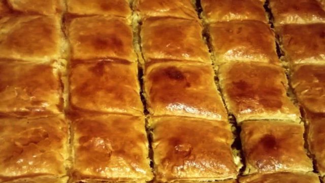 Συνταγή για χορτόπιτα με σπανάκι, καυκαλήθρες και μυρώνια