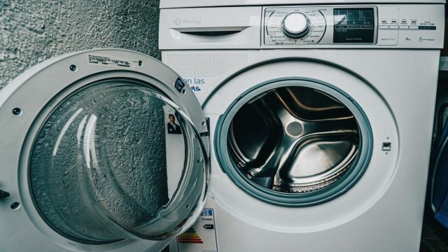 Φοβερό: Κάντε το πλυντήριο σας να λάμπει και να μυρίζει υπέροχα με ξίδι και χλωρίνη