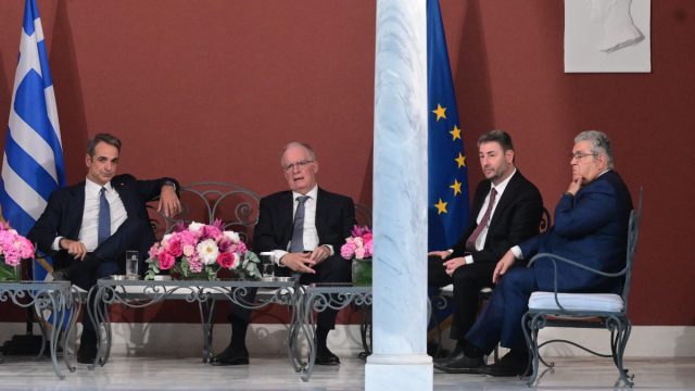 Ατμόσφαιρα… ηλεκτρισμένη εν μέσω καύσωνα στο Προεδρικό Μέγαρο: Τα «καρφιά» και το τεταμένο κλίμα μεταξύ των πολιτικών αρχηγών