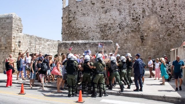 Επεισόδια στη Ρόδο για την άφιξη Ισραηλινών τουριστών: Ηχηρή φιλοπαλαιστινιακή συγκέντρωση με πανό και συνθήματα