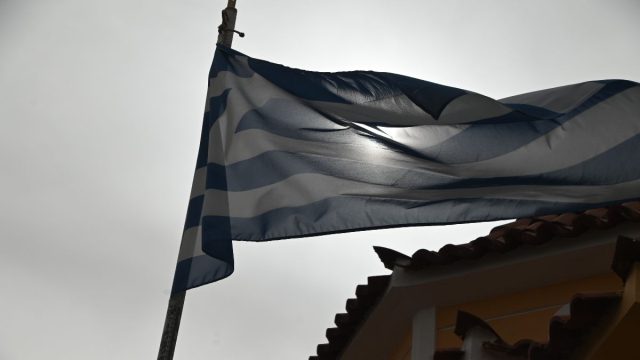 Κομοτηνή: Αλλοδαπός κατέβασε και έκαψε την ελληνική σημαία μπροστά σε δημόσιο κτίριο