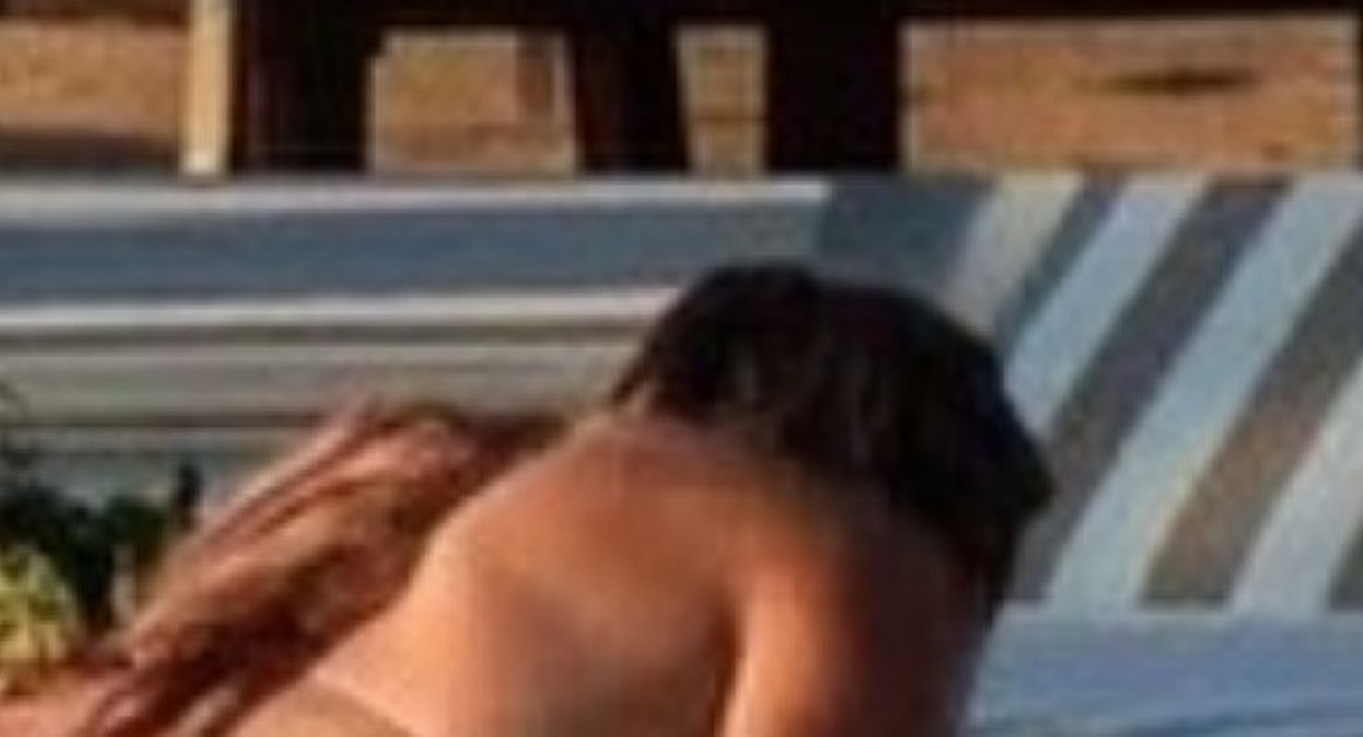 Σαν να γυρίζουν ταινία για ενήλικες: Σκάνδαλο με διάσημο ποδοσφαιριστή σε ελληνική παραλία!