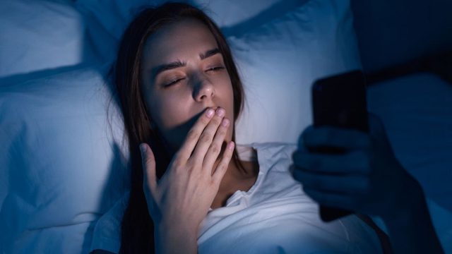 Πώς να μετατρέψεις το κινητό σου σε «σύμμαχο» για έναν καλύτερο ύπνο – Οι λειτουργίες που θα σε βοηθήσουν