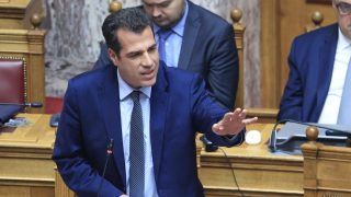 Θάνος Πλεύρης: «Γιατί είναι ακροδεξιό να μην κυκλοφορούν ελεύθεροι οι παράτυποι μετανάστες;»