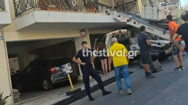Γερανός «καρφώθηκε» σε μπαλκόνι διαμερίσματος στη Θεσσαλονίκη λίγες μέρες μετά το Περιστέρι