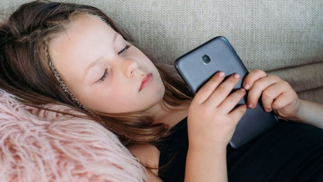 Τα smartphones «απειλούν» την ψυχική υγεία των παιδιών – Προκαλούν διαταραχές ύπνου και αυτοκτονικές τάσεις