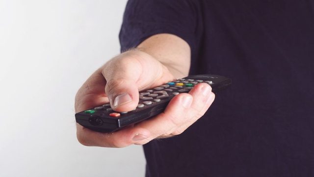 Είναι σωστό να σβήνετε την τηλεόραση από το πολύπριζο; Η πρακτική που μπορεί να είναι… μοιραία για τη συσκευή σας