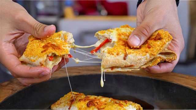 Τραγανά burritos με τορτίγιες και κοτόπουλο που περίσσεψε