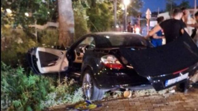 Τροχαίο στον Γέρακα: Ι.Χ πέρασε στο αντίθετο ρεύμα και καρφώθηκε σε δέντρο (photos)