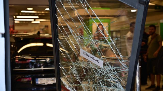 «Ο πατέρας ωρυόταν»: Συγκλονίζουν οι μαρτυρίες από το τροχαίο στο σούπερ μάρκετ στη Νίκαια