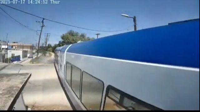 Τρόμος στην Πάτρα: Η στιγμή της σύγκρουσης του τρένου με το αυτοκίνητο