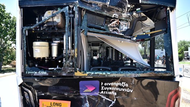 Τροχαίο με λεωφορεία στη Βούλα: Φρουρούμενη νοσηλεύεται η 55χρονη οδηγός