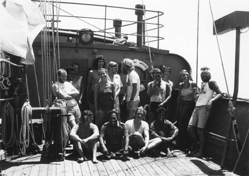 Το πλήρωμα του Rainbow Warrior Ι. Βλ. greenpeace.org.