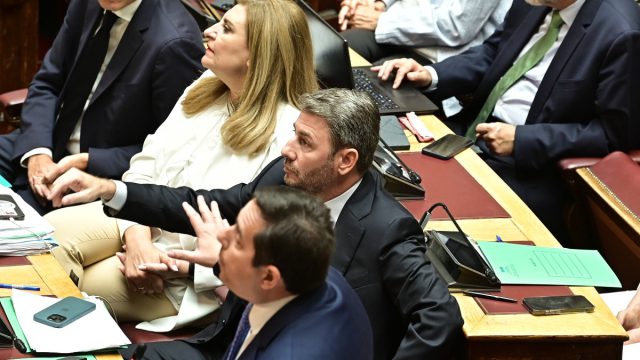 Χαοτική η κατάσταση στη Βουλή για τον ΟΠΕΚΕΠΕ: Η δήλωση για παρουσία της ΝΔ… που απουσιάζει και οι επιθέσεις της αντιπολίτευσης