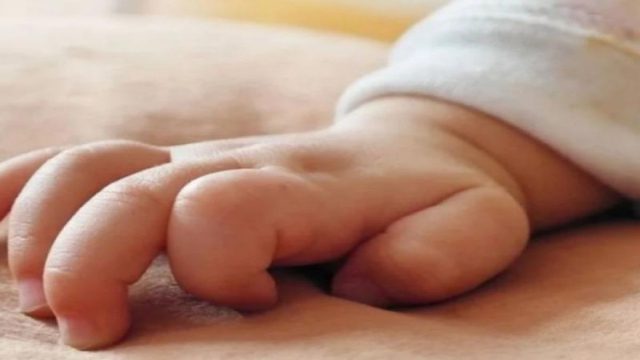 «Ήταν μελανιασμένο»: Συγκλονίζει αυτόπτης μάρτυρας για το 18 μηνών παιδί που πνίγηκε από σουβλάκι στο Ηράκλειο
