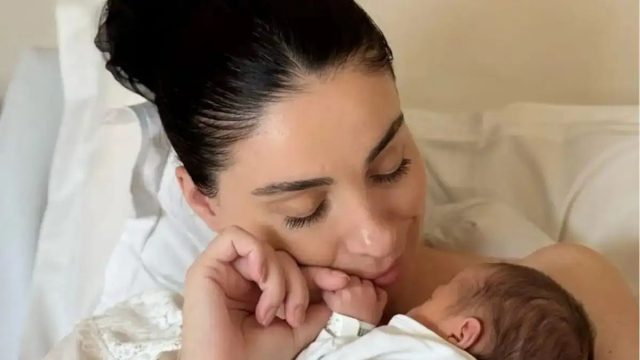 «Τα καταφέραμε γιε μου»: Η πρώτη φωτογραφία της Βαλέριας Χοψονίδου αγκαλιά με το νεογέννητο γιο της