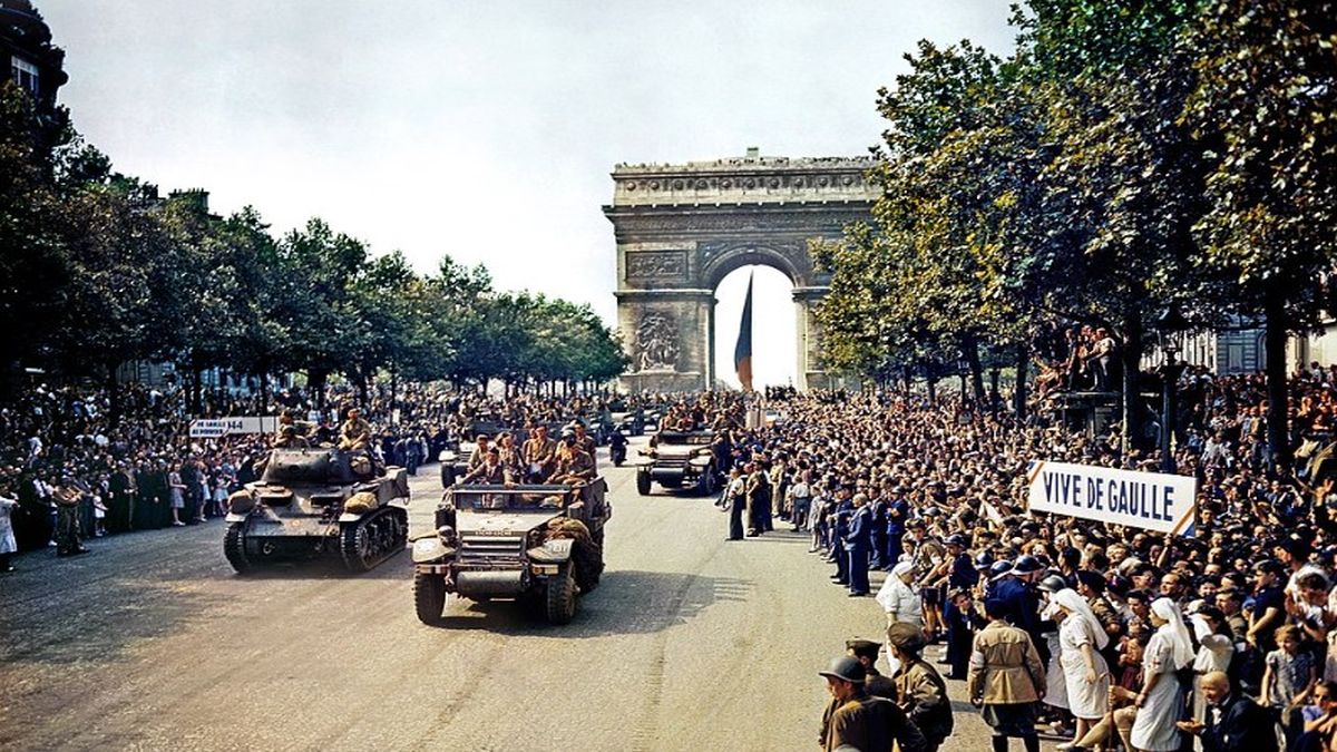 Σαν σήμερα, 29 Αυγούστου 1944: Αμερικανοί στρατιώτες παρελαύνουν στα Ηλύσια Πεδία στο Παρίσι λίγες μέρες μετά την απελευθέρωση από τους Ναζί