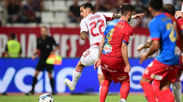 Super League: Τα τακουνάκια του Τσικίνιο έφεραν το διπλό του Ολυμπιακού στο Βόλο