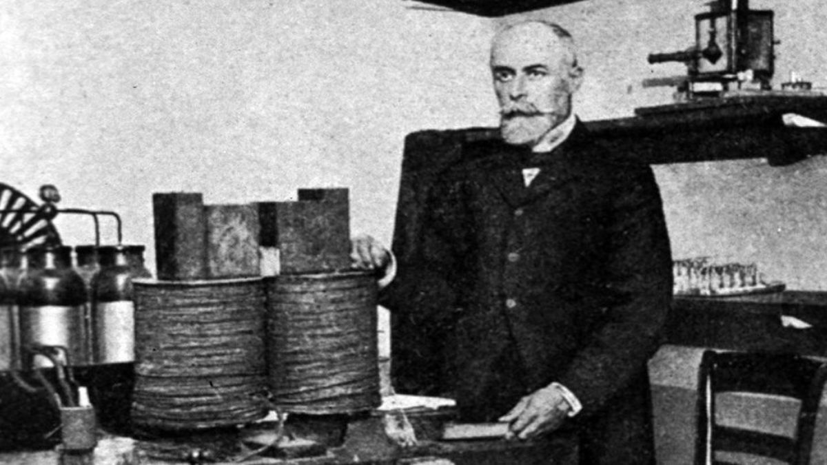 Ανρί Μπεκερέλ, γάλλος φυσικός, που ανακάλυψε τη ραδιενέργεια. Βραβεύτηκε το 1903 μαζί με το ζεύγος Κιουρί με το Νόμπελ Φυσικής, ενώ το όνομά του δόθηκε στη μονάδα μέτρησης της ραδιενέργειας.