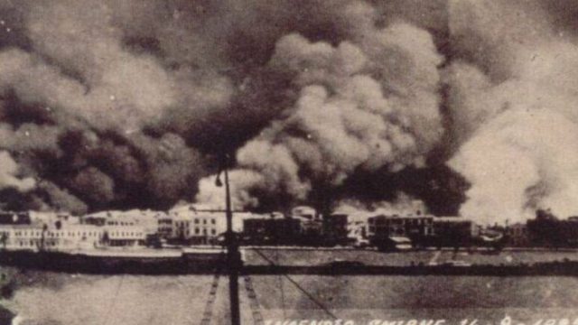 Σαν σήμερα, 29 Αυγούστου 1922: Η Σμύρνη πυρπολείται από τους Τούρκους – Χιλιάδες Έλληνες και Αρμένιοι χάνουν τη ζωή τους και ξεριζώνονται
