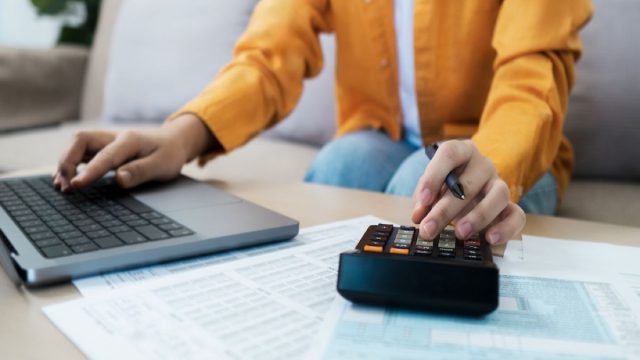 ΑΑΔΕ: Αναλυτικός οδηγός προστίμων για εκπρόθεσμες δηλώσεις, ΦΠΑ και Ε9 – Τι προβλέπεται για λάθη και καθυστερήσεις