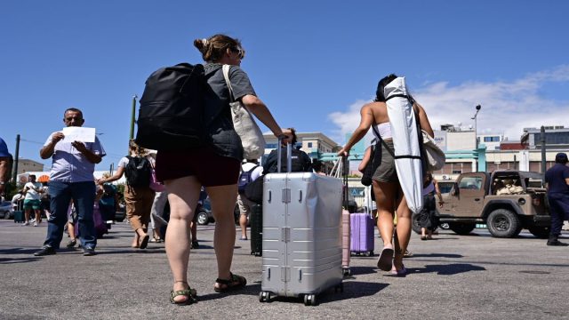 Μαζική επιστροφή των αδειούχων την τελευταία ημέρα του Αυγούστου – Αυξημένη κίνηση στα λιμάνια της Αττικής