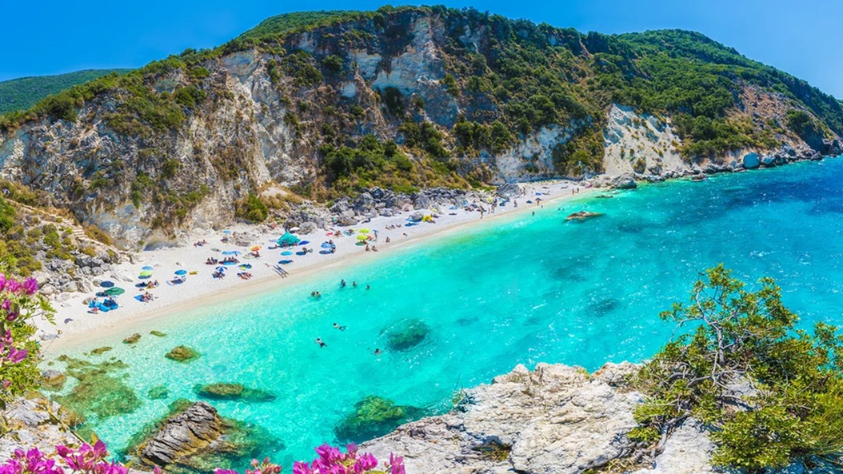 Χαμός με διάσημη ελληνική παραλία: Ζητούν 10 ευρώ για είσοδο ενώ είναι δημόσια