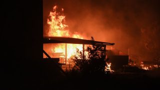 «Ανάσα» για τους πυρόπληκτους: Τι αποζημιώσεις δικαιούνται όσοι έχουν περιουσίες που καταστράφηκαν από τη φωτιά