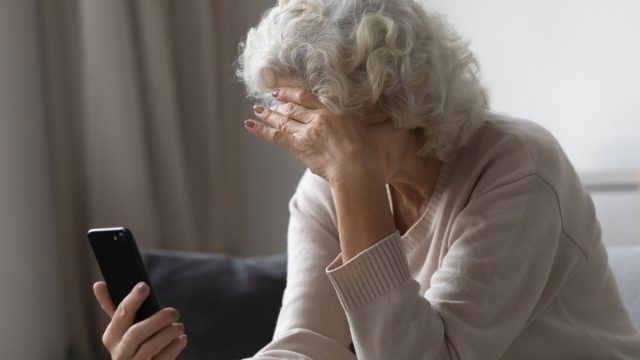 Χολαργός: Απατεώνες έπεισαν 68χρονη να αφήσει τα χρήματά της στο μπαλκόνι – Τις άρπαξαν 23.000 ευρώ, 51 λίρες και χρυσά κοσμήματα