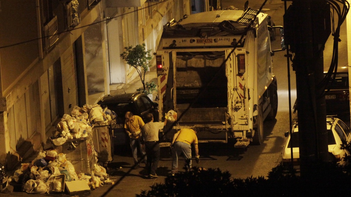 Ασπρόπυργος: Άγνωστοι επιτέθηκαν σε οδηγό απορριμματοφόρου – Μεταφέρθηκε στο νοσοκομείο
