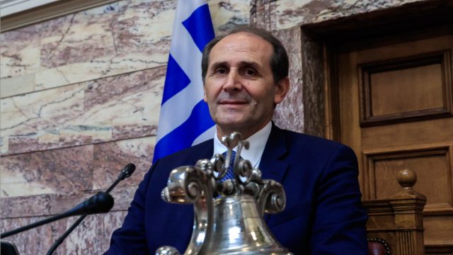 Τραγική ειρωνεία για τον Απόστολο Βεσυρόπουλο: Έδωσε μάχη να αυξηθούν οι απινιδωτές, αλλά πέθανε σε παραλία που δεν διέθετε