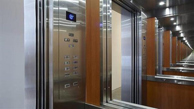 Παγκράτι: Πήγε να ληστέψει ηλικιωμένη και κλείστηκε στο ασανσέρ