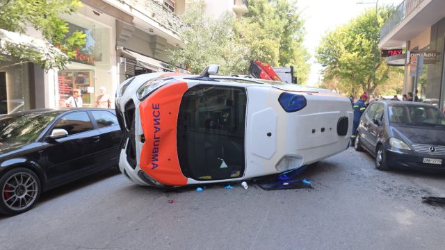 Θρίλερ με τροχαίο στο Γουδί: Ανατροπή ασθενοφόρου τη στιγμή που διεκόμιζε ασθενή