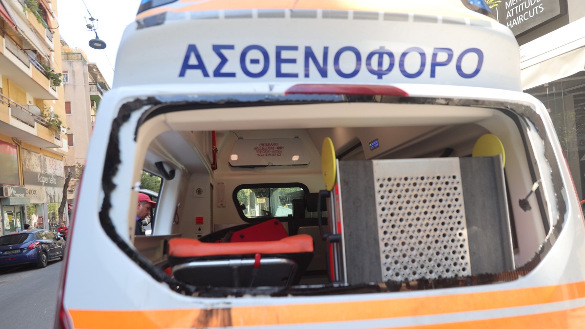 Τραγωδία στο τροχαίο στο Γουδί: Πέθανε ο ασθενής μετά την ανατροπή του ασθενοφόρου