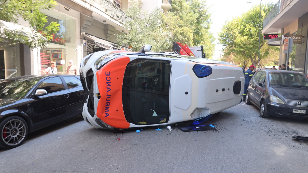 Θρίλερ με τροχαίο στο Γουδί: Ανατροπή ασθενοφόρου τη στιγμή που διεκόμιζε ασθενή