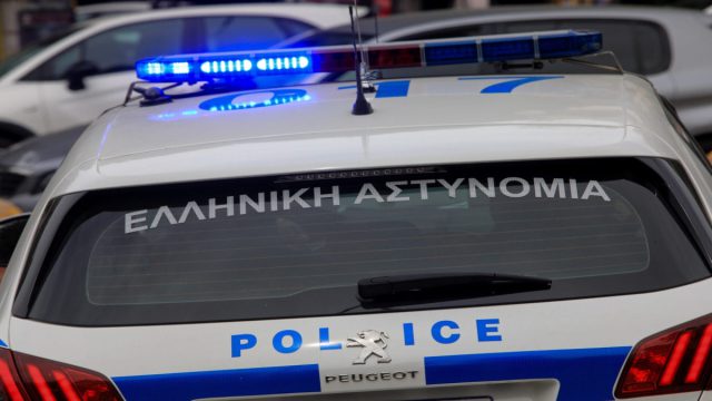 Θρίλερ στον Χολαργό: Άνδρας πέταξε μολότοφ και ταμπουρώθηκε στο σπίτι του – Απειλεί περαστικούς