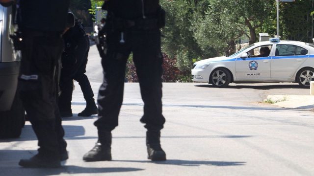 Κρήτη: Η έρευνα για βόμβα σε σπίτι αστυνομικού αποκάλυψε το κύκλωμα ναρκωτικών, οπλισμού και εκβιασμών
