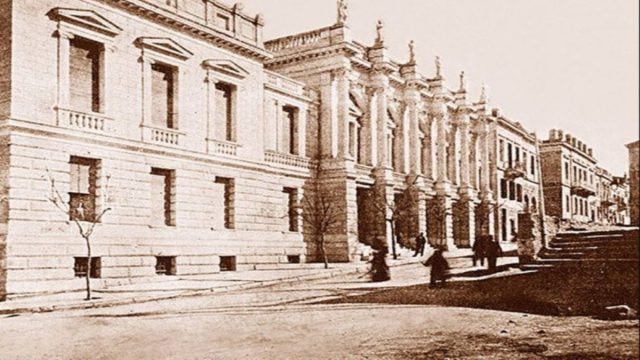 Κουίζ: Μπορείτε να αναγνωρίσετε ποια γνωστή οδός της παλιάς Αθήνας απεικονίζεται στη φωτογραφία;