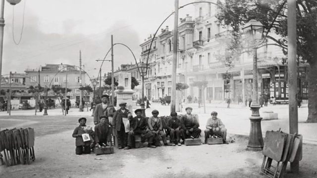 Κουίζ για την παλιά Αθήνα: Αναγνωρίζετε την πλατεία; Είναι από τις πιο γνωστές